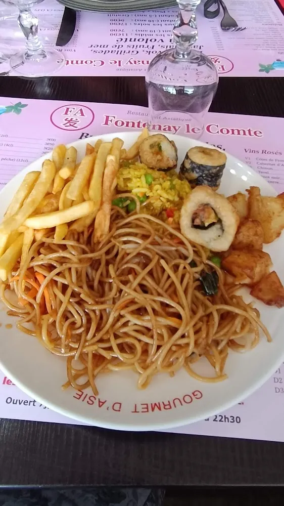 Sushis Nouilles Sautées Frites Riz Épicé Pomme de Terres Sautées